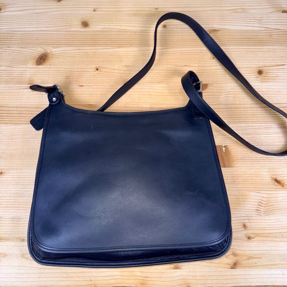 Vintage 2000 Coach 9134 Legacy Hippie Flap Black Leather Unisex Crossbody Bag - Picture 1 of 7